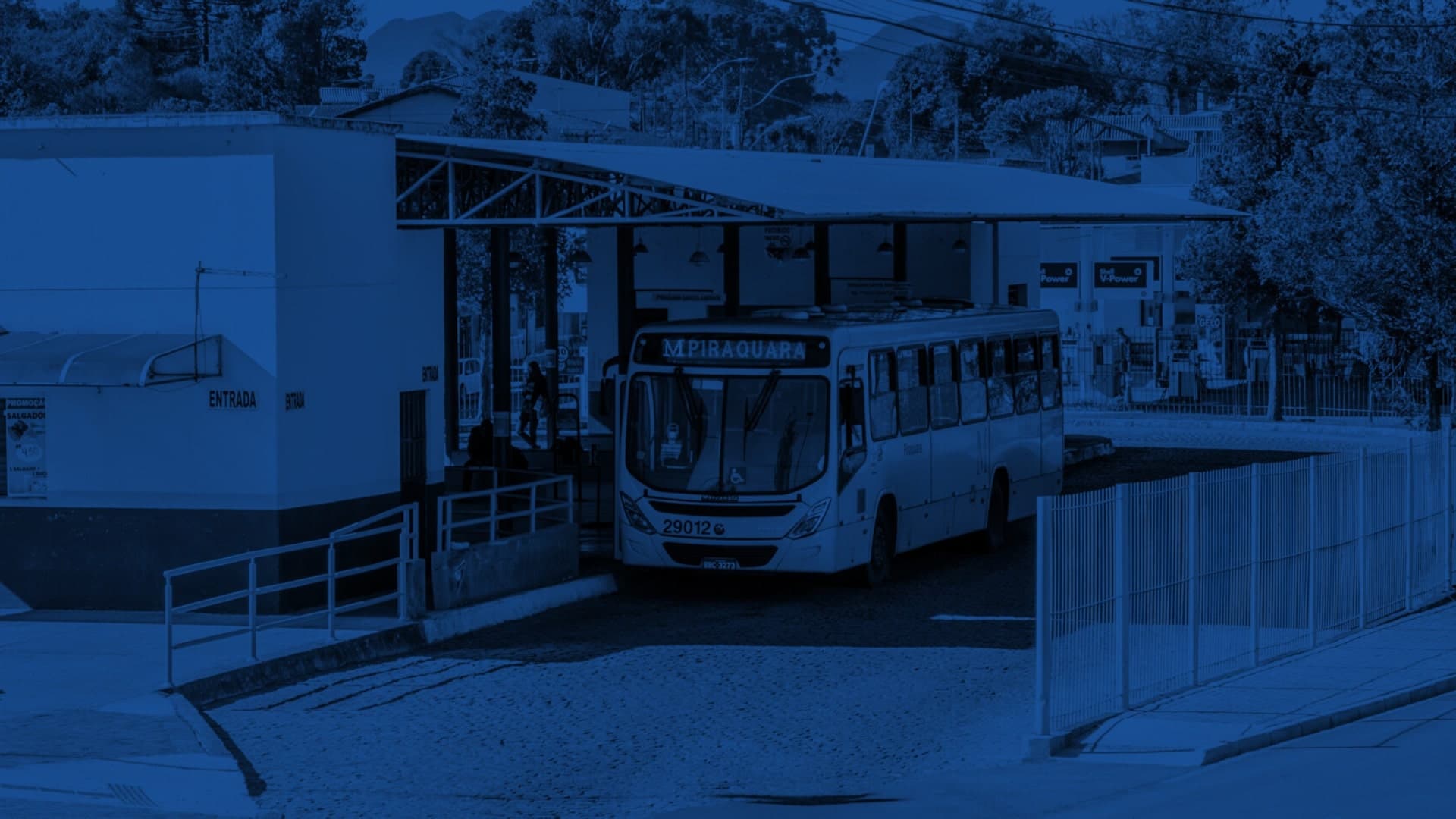 Ônibus elétrico em estação