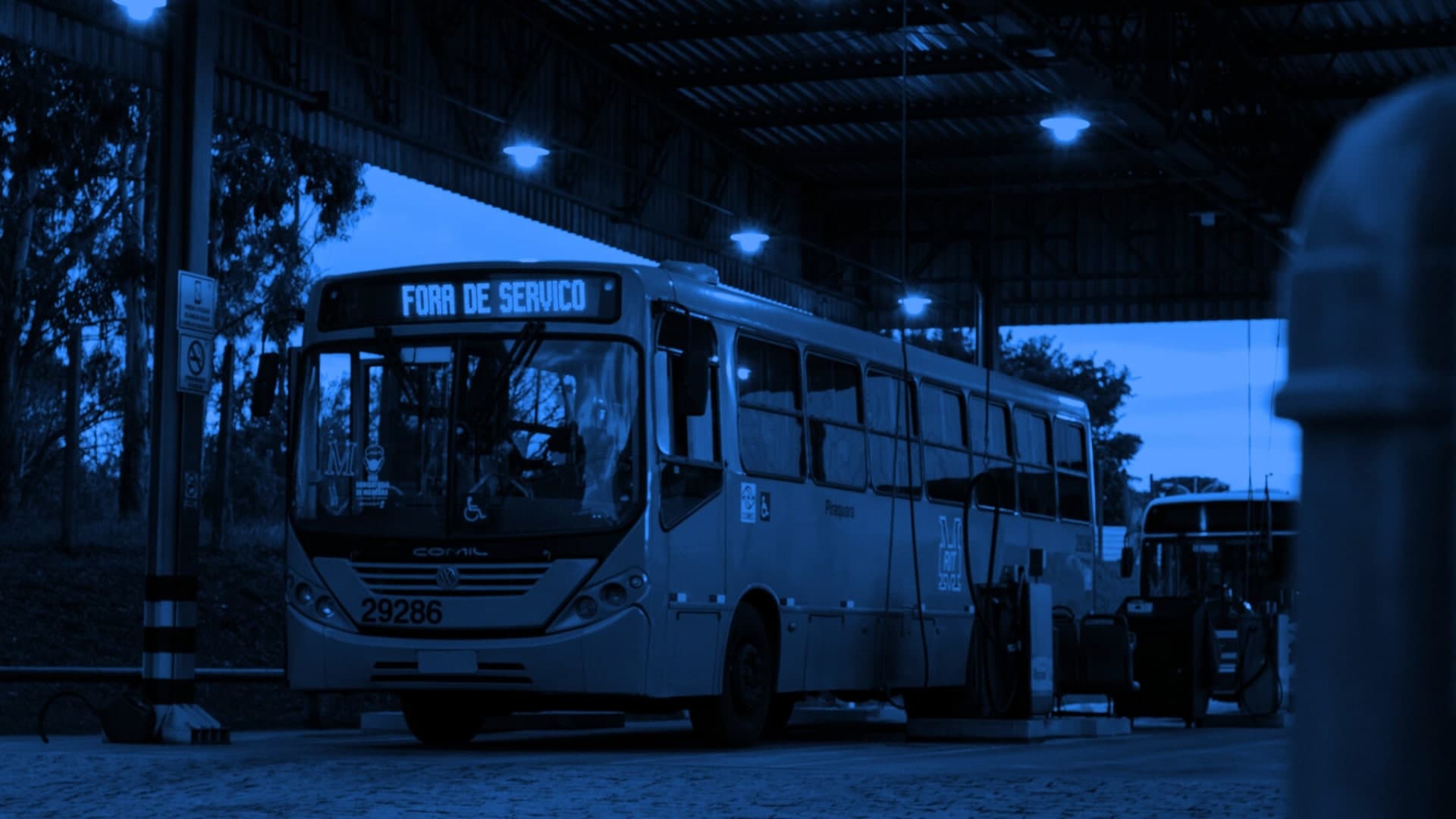 Passageiros no ponto de ônibus